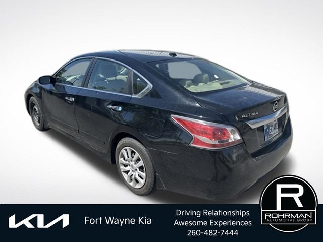 2015 Nissan Altima — rear three-quarter view